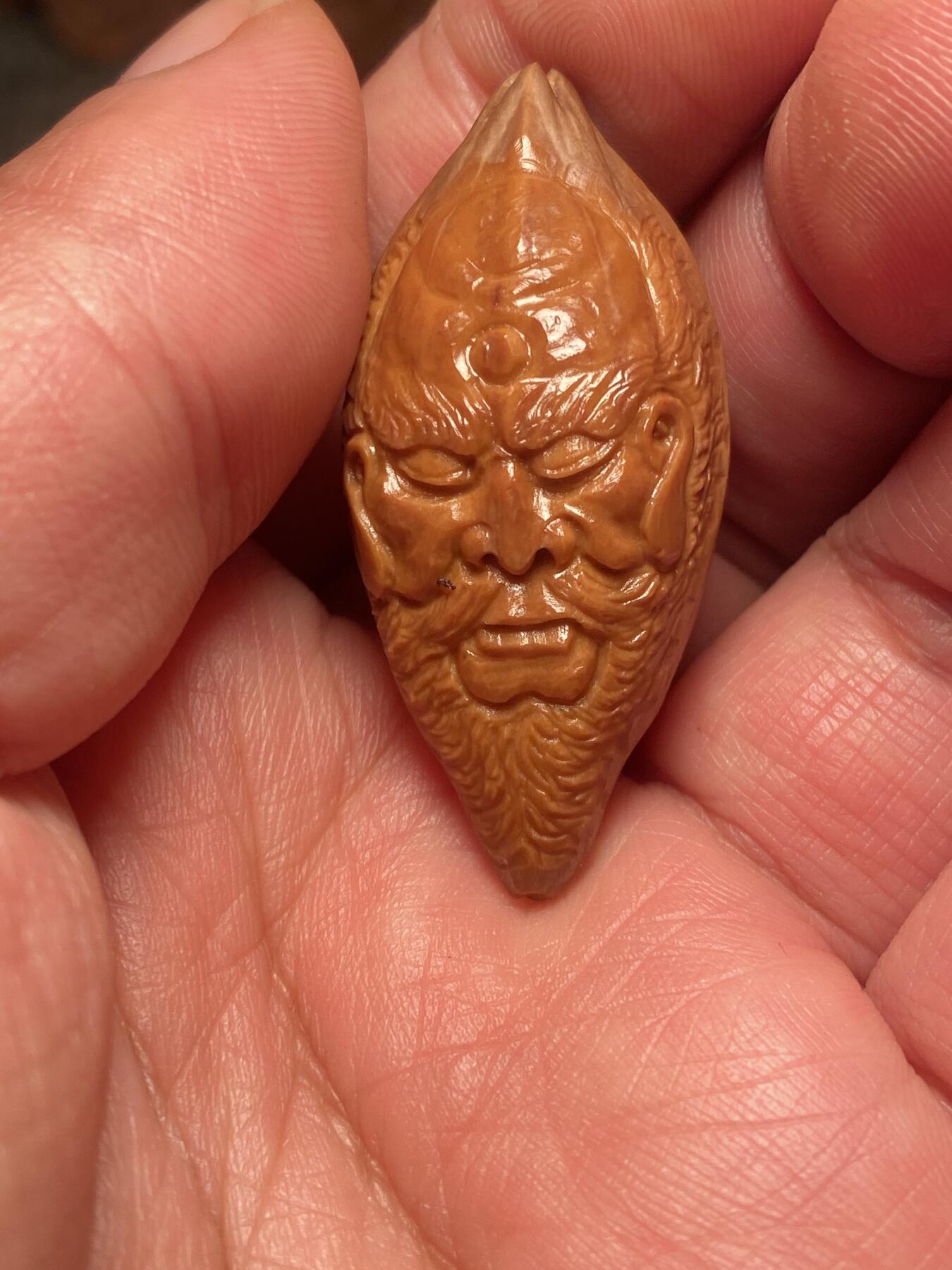 苏工名家王红秋个人作品展示 苏工核雕纯手工雕刻，老苏工诺距罗尊者，四花梅林大核，个性十足，市场无同款，尺寸2。18x4.6喜欢的来