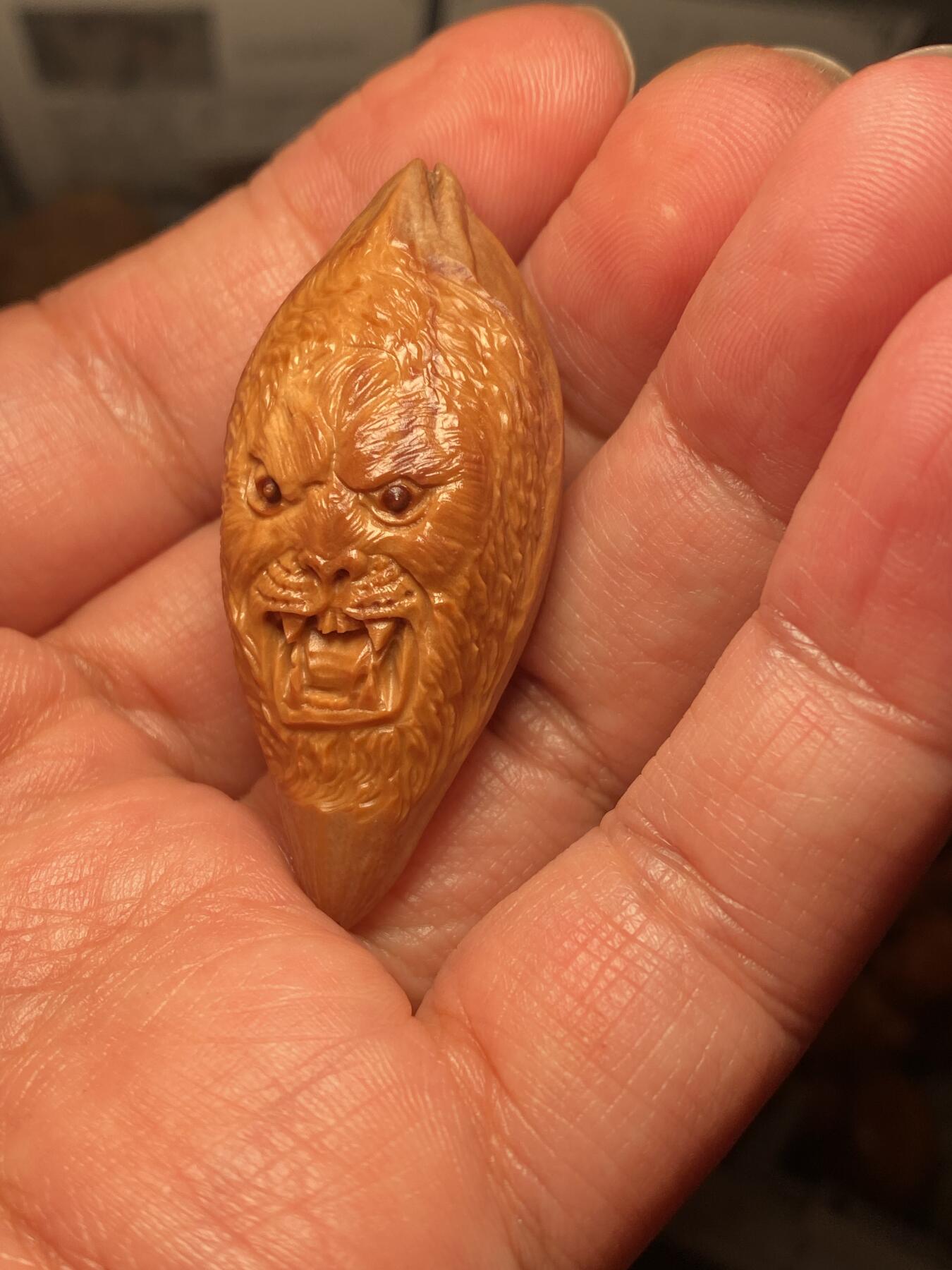 苏工名家王红秋个人作品展示 福利苏工核雕，纯手工雕刻，四花梅林大核君临天下，个性十足，等待有缘人，市场无同款，尺寸2。3x5。0喜欢的来