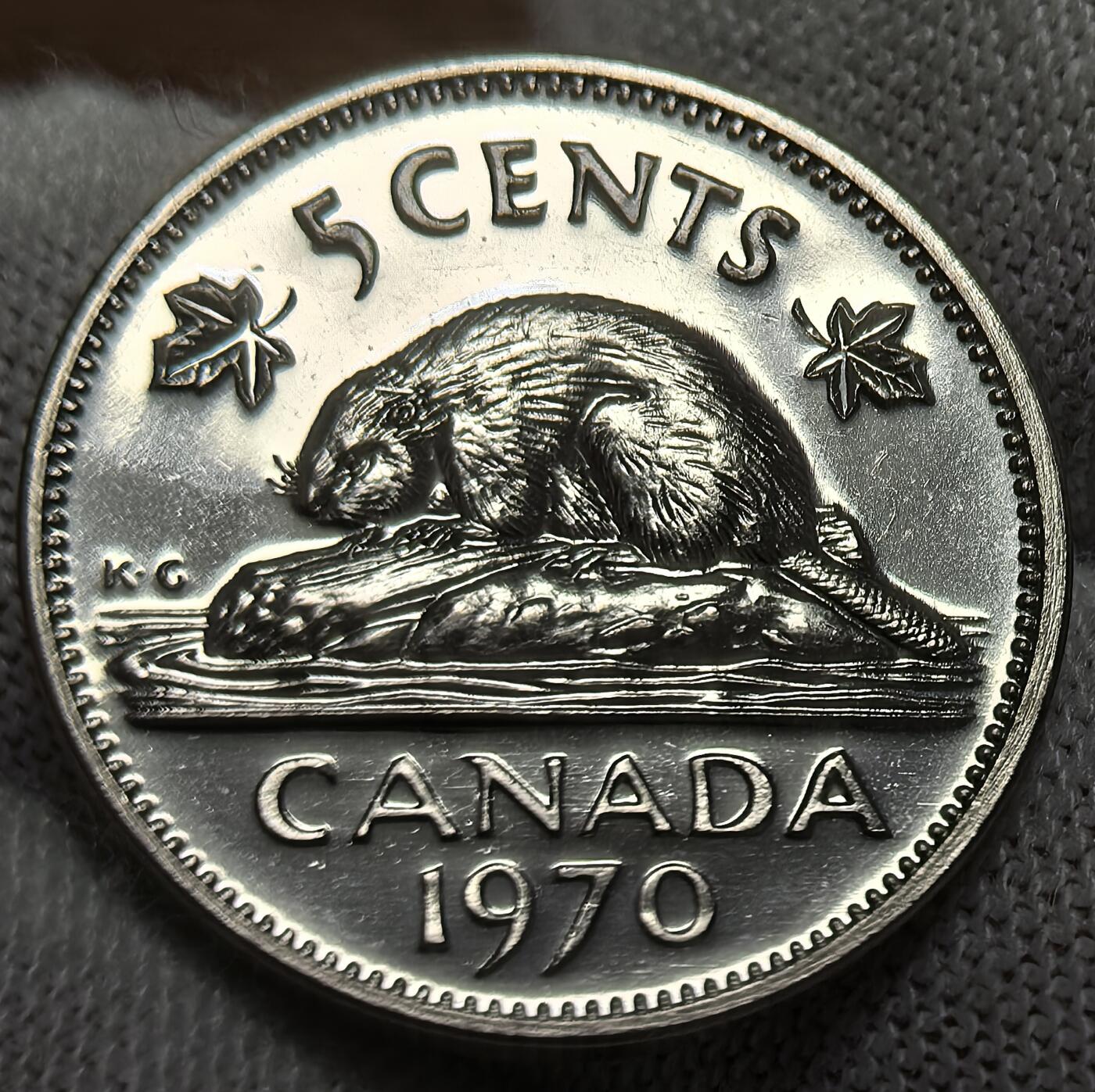 外国优质银币非洲美洲币，周六九点倒数截拍，满百包邮，持续收拍 加拿大1970 年 5 分精制币，正面是伊丽莎白二世像，背面绘国兽海狸（配枫叶元素），币面工艺细腻，题材具加拿大本土标识性，兼具流通纪念与收藏价值。