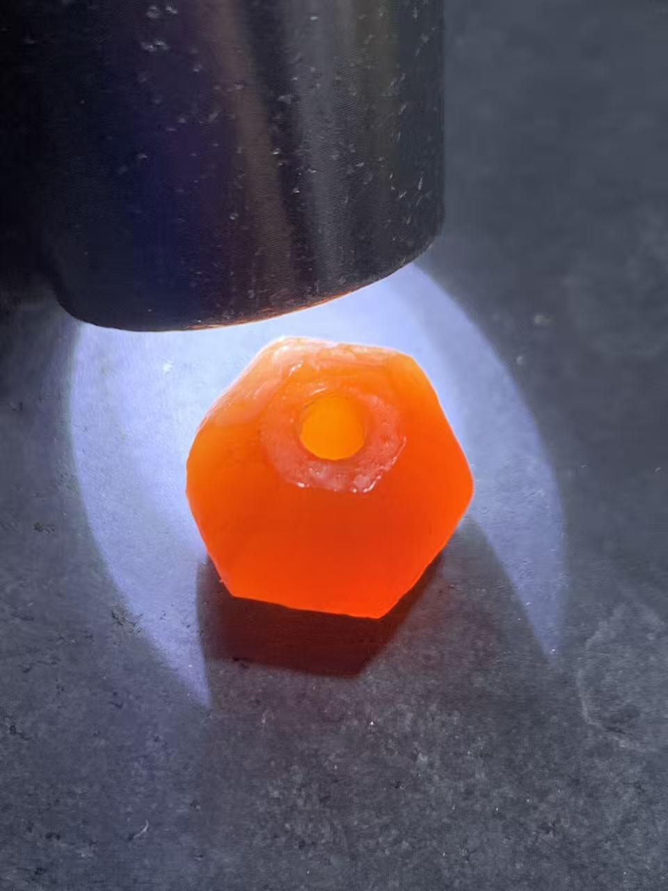 高玉化风化纹酒红玛瑙六棱通货随形南瓜算盘珠一颗，