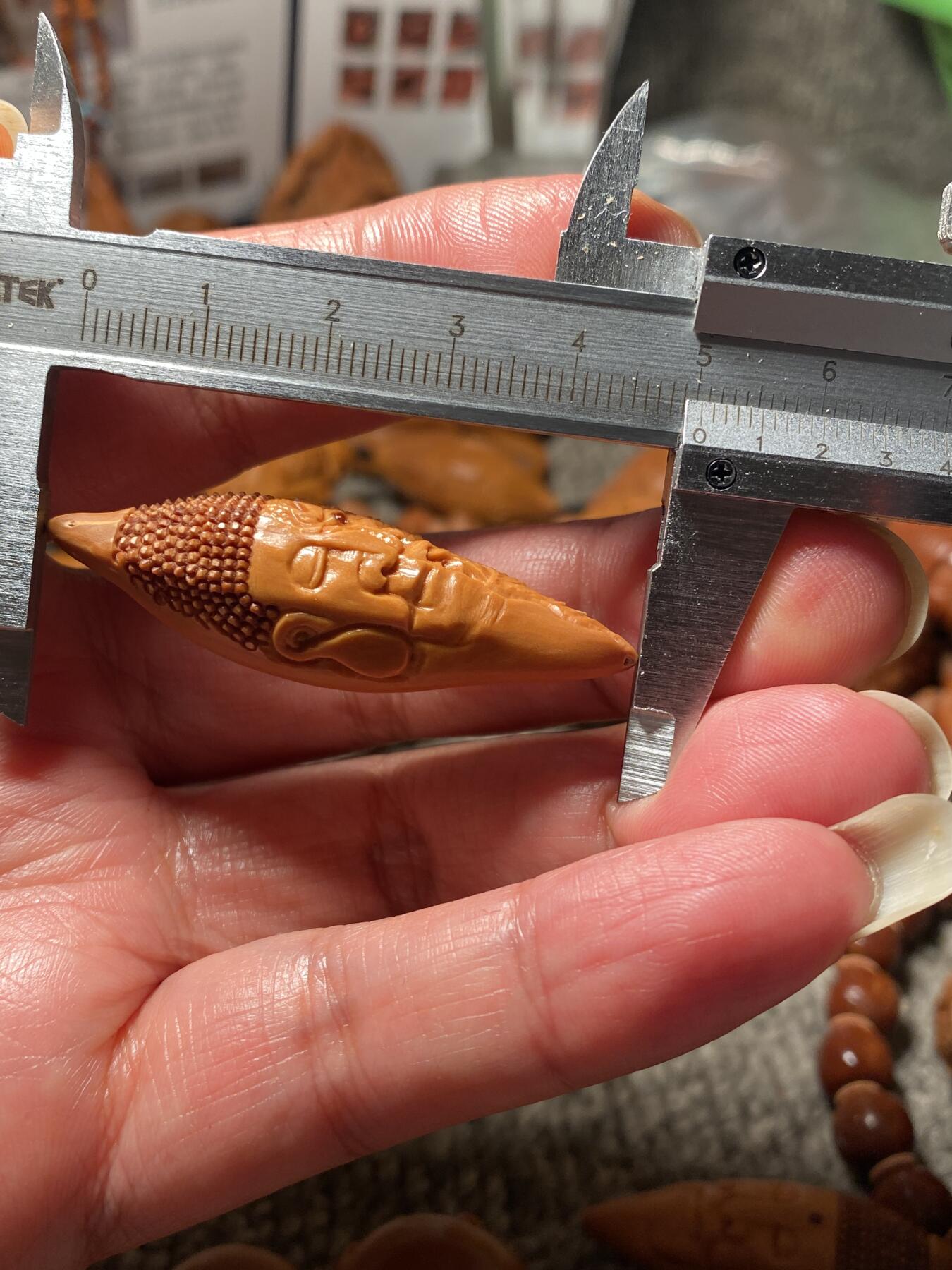 苏工名家王红秋个人作品展示 福利苏工核雕，纯手工雕刻，老苏工柳叶佛魔一念，个性十足，等待有缘人尺寸1。5x5.0喜欢的来