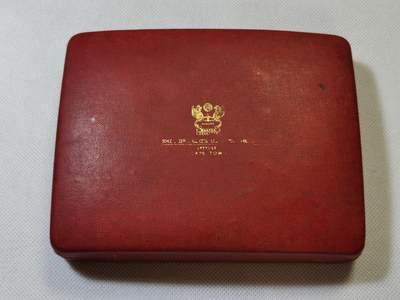 “甄选寰宇 · 臻藏岁华”新年精品场（直播拍卖）-甄臻铺-世界币章拍卖（第47期）送拍享返佣金等优惠多多 - 1982年纪念英国威廉王子出生巨型银章，由著名的Cape Mint出品。直径76毫米，重372克。镜面磨砂浮雕，硬币的一面刻有查尔斯三世和黛安娜王妃和威廉王子以及“纪念王室诞生”的字样，另一面刻有“威廉·亚瑟·菲利普·路易斯王子”的名字和日期“1982年6月21日”。这枚硬币是为了庆祝剑桥公爵威廉王子的诞生而发行的，边铭带英国官方银标925纯银，带原盒，常见38毫米版本，此超大版及其罕见，细节见图