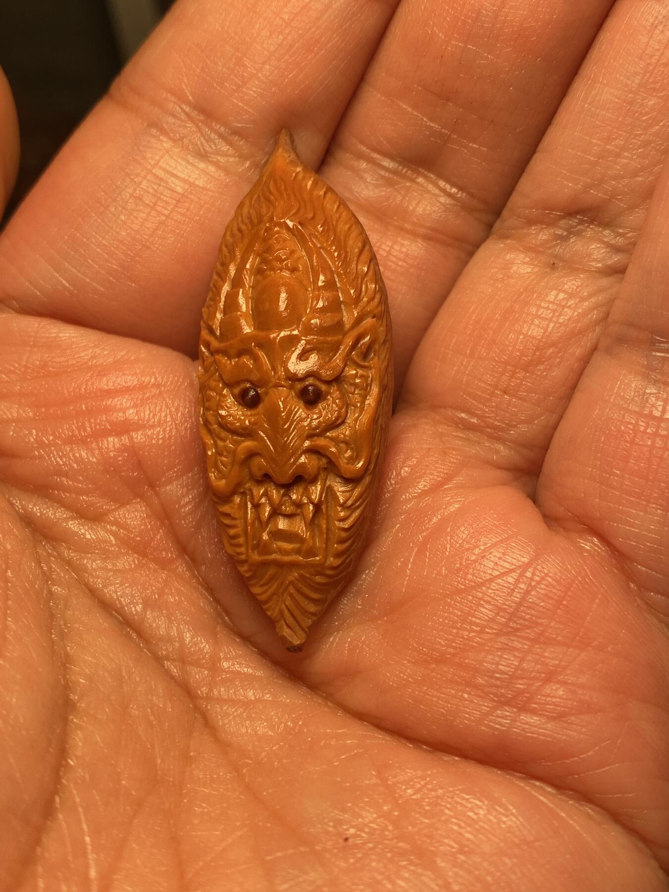 苏工名家王红秋个人作品展示 苏工核雕纯手工雕刻，超长二花瑞龙单籽，个性十足，市场无同款，尺寸1。7x4.88喜欢的来