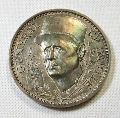 “甄选寰宇 · 臻藏岁华”新年精品场（直播拍卖）-甄臻铺-世界币章拍卖（第47期）送拍享返佣金等优惠多多 - 法国1985年戴高乐二战胜利40周年纪念大银章 正面法国最后的男人，背面经典谢尔曼坦克，这种图案题材不多见，超大银章，重169.11克，直径68毫米，丰饶角1星银标，含银92.5%，发行量仅980枚，该章编号128，发财编号，自带迷幻包浆，层次丰富，近来银价向上，值得收藏