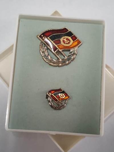 韵星假日拍卖第三十六期 -- Rimey Holidays Auction 36 - 民主德国银级苏德友谊奖章章带原盒mini