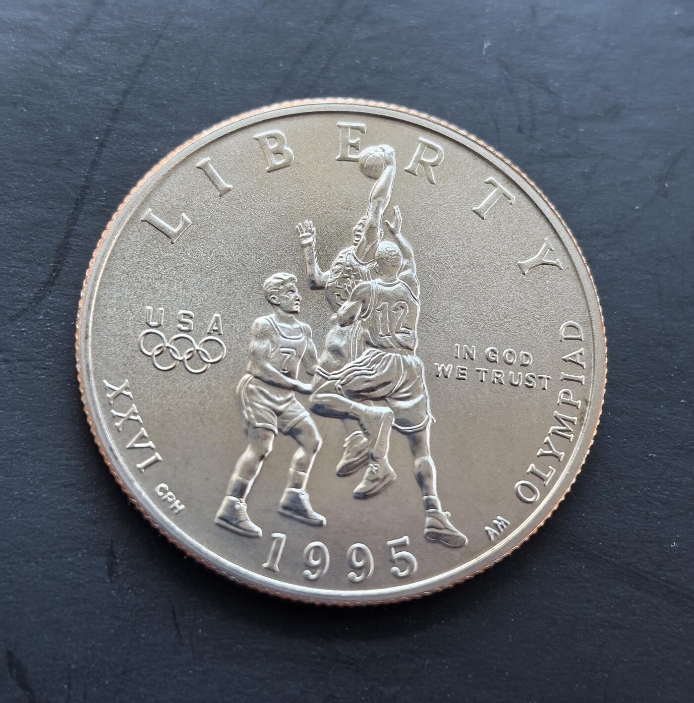 外国优质银币非洲美洲币，周六九点倒数截拍，满百包邮，持续收拍 稀少美国1995 年亚特兰大奥运半元，正面绘男篮竞技场景，背面展奥运火炬与世界地图，关联百年奥运赛事，精制币细节鲜活，具体育纪念与收藏价值。