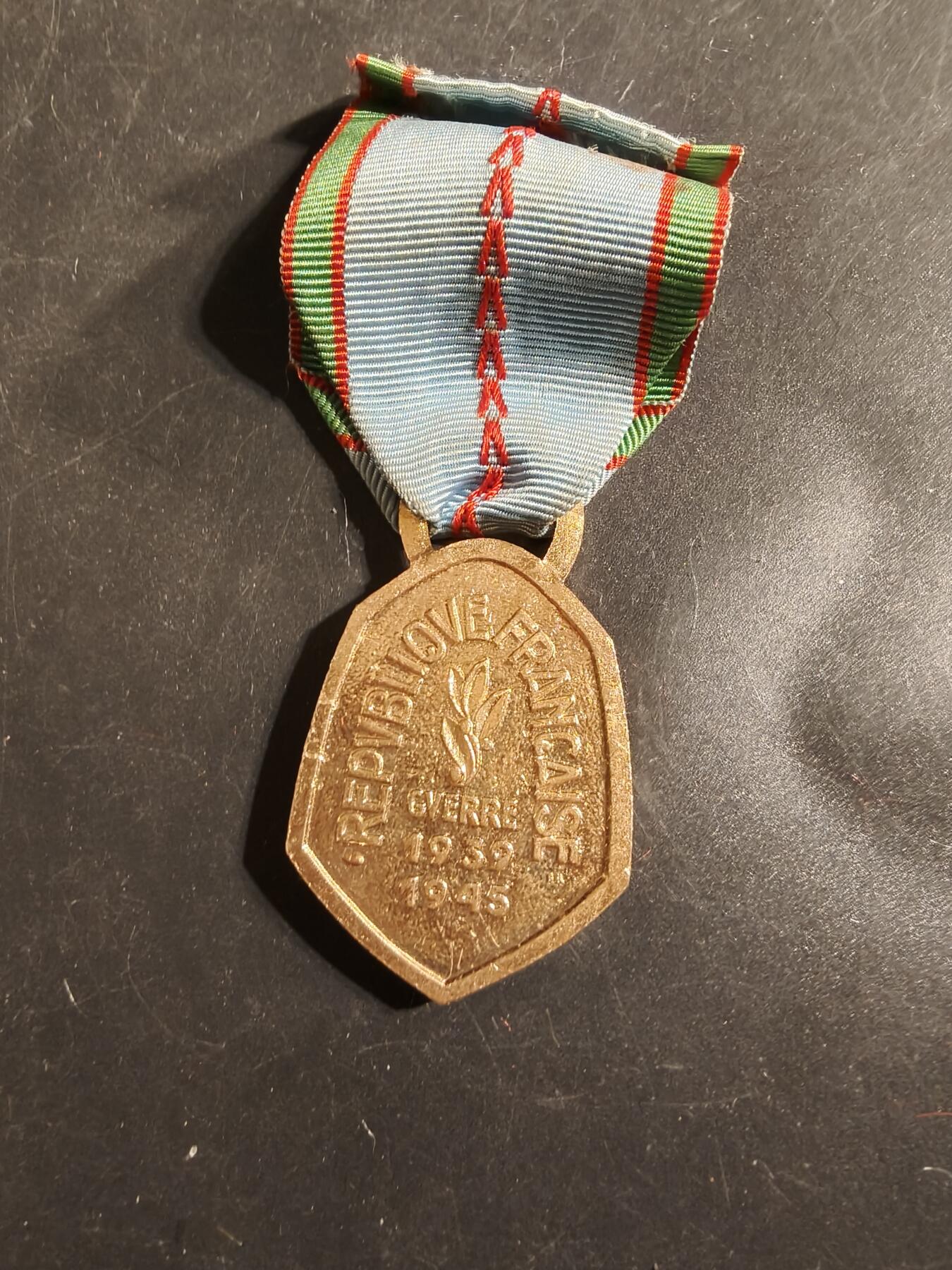 老王徽章第175期 法国二战纪念章