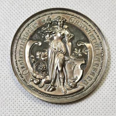 “甄选寰宇 · 臻藏岁华”新年精品场（直播拍卖）-甄臻铺-世界币章拍卖（第47期）送拍享返佣金等优惠多多 - 德国19世纪银质纪念章，直径50毫米，重45.2克。正面为“GASTWIRTHE-VERBAND”字样，图案为手持花束的女性，背面“FÜR ZEHNJÄHRIGE UNINTERBROCHENE TREUE DIENSTZEIT”（十年不间断忠诚服务），边缘有“FRÄSE CHRISTLBAUER”刻记，包浆自然，保存完好，有轻微使用痕迹，整体品相不错，细节见图