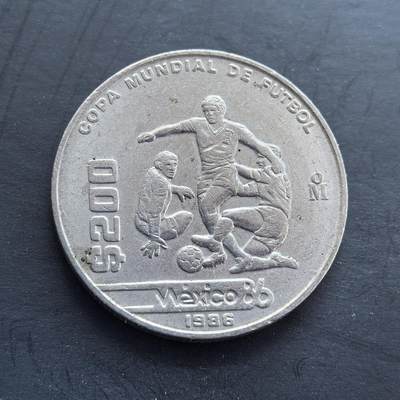 外国优质银币非洲美洲币，周六九点倒数截拍，满百包邮，持续收拍 - 墨西哥1986 年世界杯 200 比索纪念币，正面绘足球竞技场景，标注 “Mexico 86”，背面是墨西哥国徽，关联顶级足球赛事，币面体育元素鲜明，具赛事纪念与收藏价值。