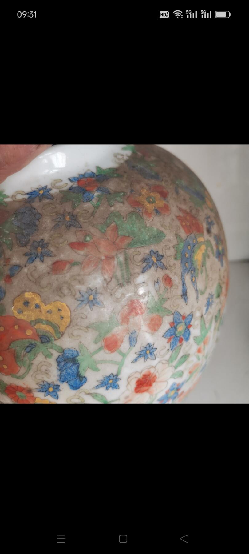 老瓷器五彩花卉盖罐一个，高约26厘米，带盖。罐身五彩花卉纹饰，色彩鲜艳，工艺细致，底部有款识。整体成色还可以，有正常使用痕迹，适合收藏或摆件。