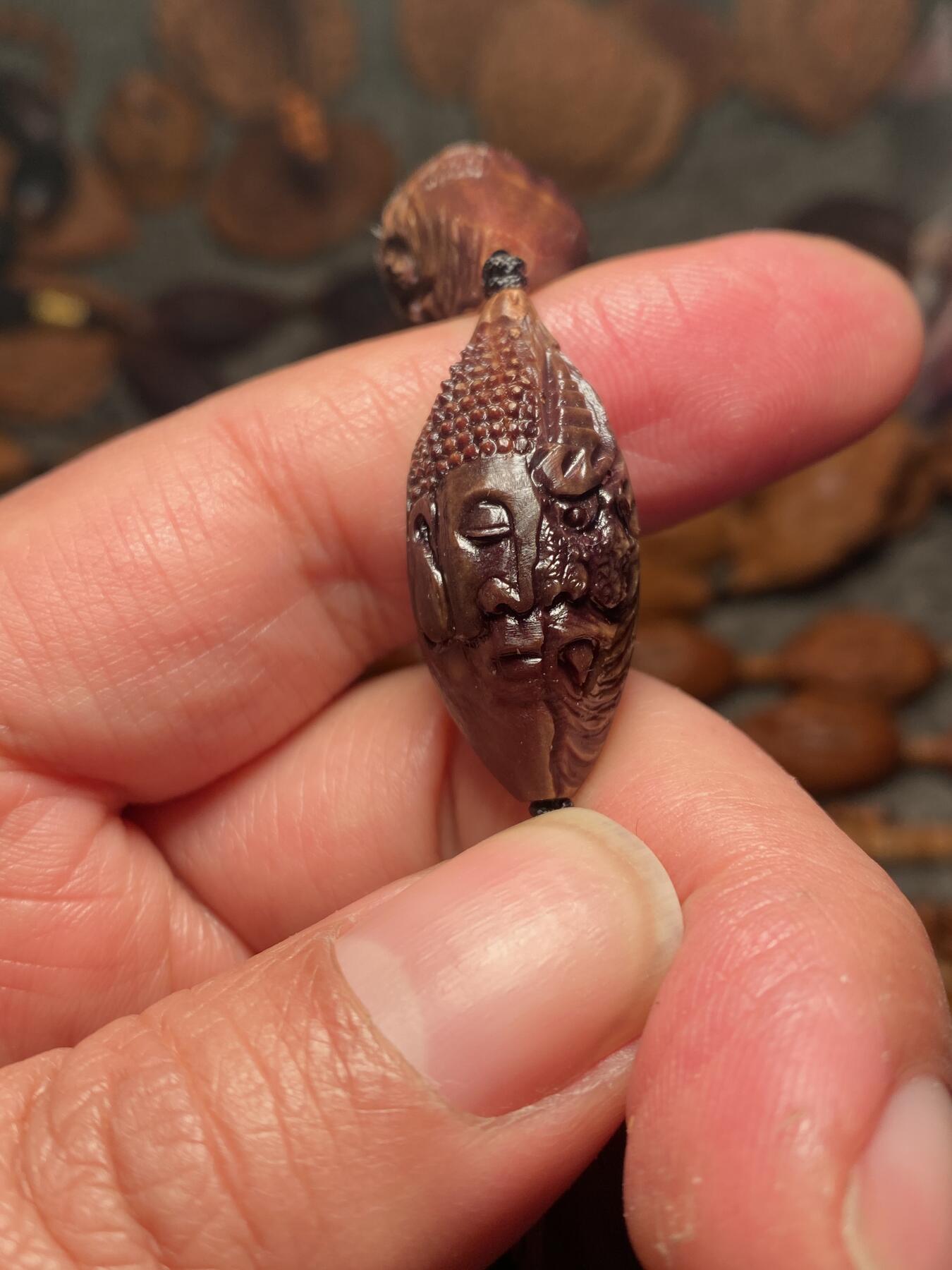 苏工名家王红秋个人作品展示 福利老苏工核雕，纯手工雕刻，紫核老款一念之间手串个性十足，等待有缘人，市场无同款，尺寸1。55x3。3喜欢的来呀