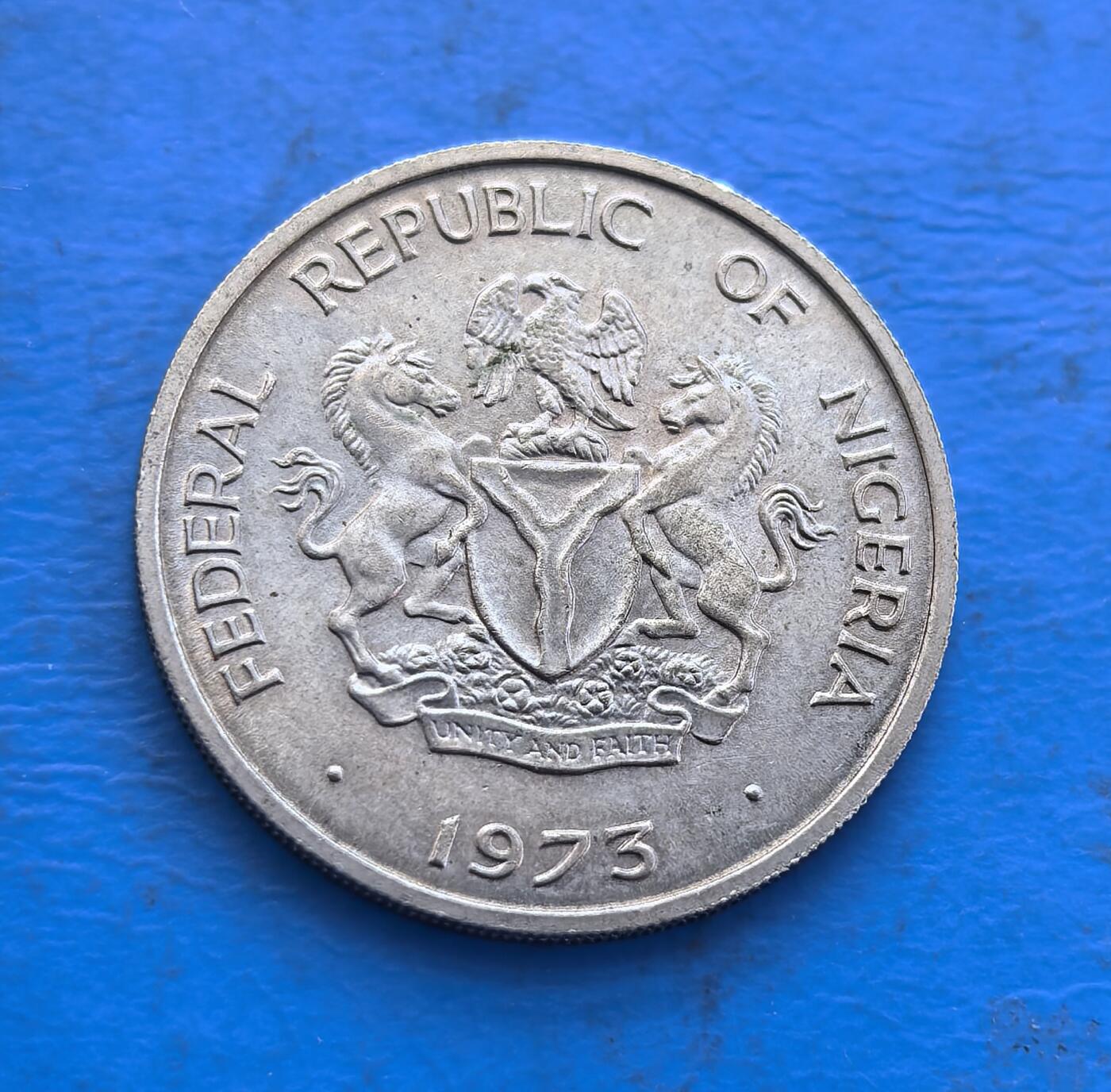 外国优质银币非洲美洲币，周六九点倒数截拍，满百包邮，持续收拍 尼日利亚联邦1973 年 10 科博硬币，正面展国徽（双马护盾 +“团结与信仰” 标语），背面绘棕榈树（尼日利亚经济作物），属该国独立后流通币，风格体现国家标识与农业特色，是西非货币收藏之选。