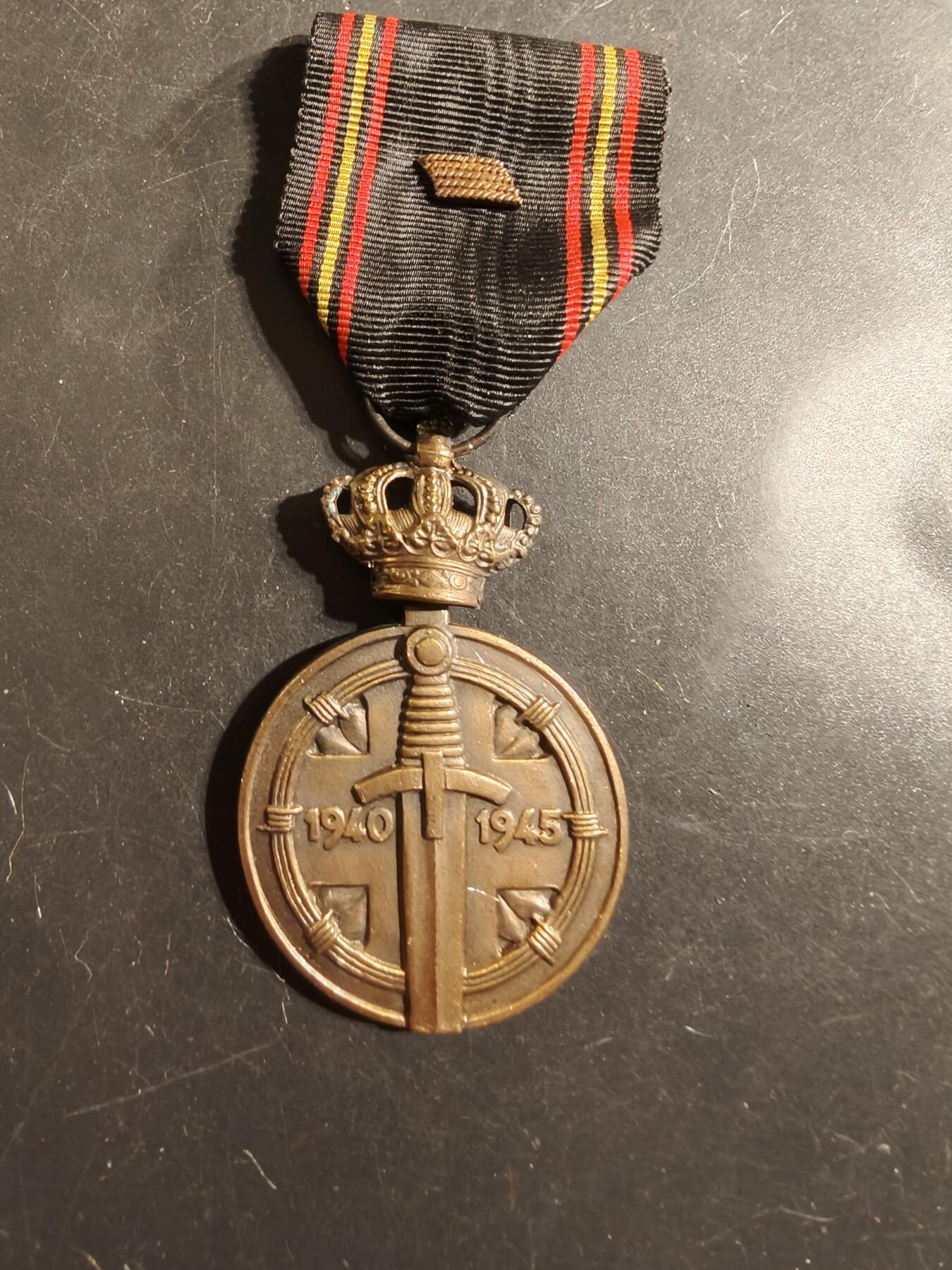 老王徽章第175期 比利时1940-1945年战俘纪念章     授予在第二次世界大战期间被轴心国军队监禁的所有比利时武装部队成员。 多勋饰服役条