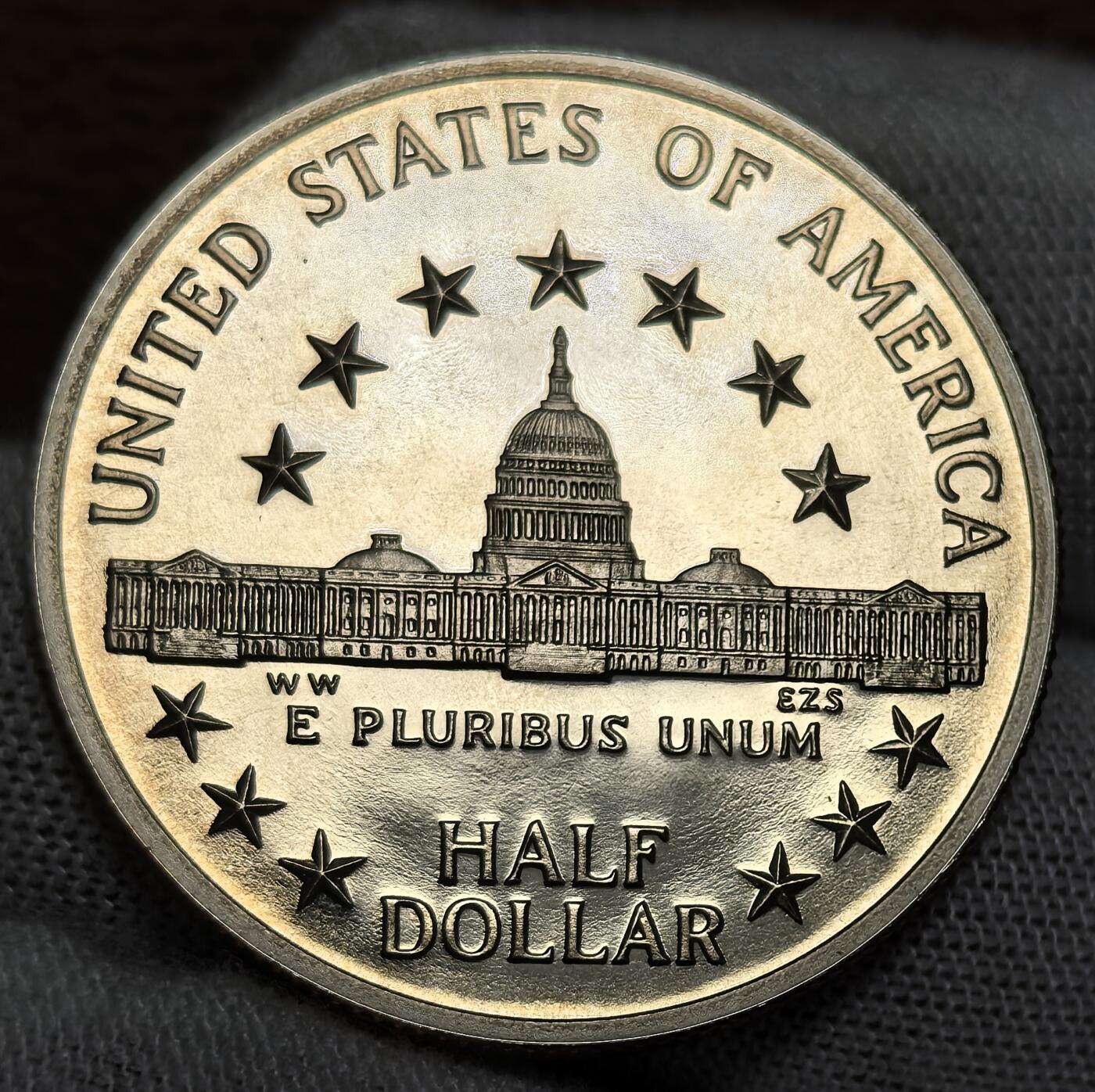 外国优质银币非洲美洲币，周六九点倒数截拍，满百包邮，持续收拍 稀少精制币美国1989 年美国国会大楼精制半元，正面绘带星羽冠的形象，背面展国会大厦，纪念国会成立 200 周年，精制币工艺细腻，具历史纪念与收藏价值。
