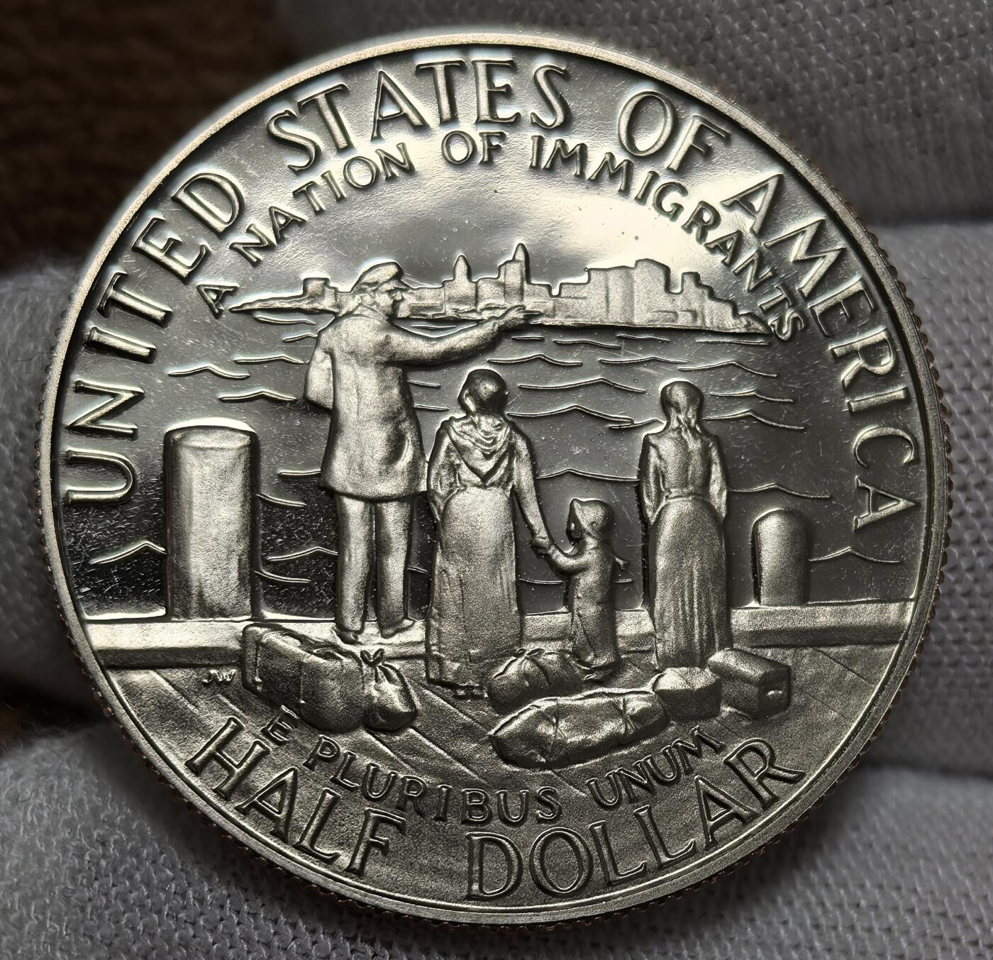 外国优质银币非洲美洲币，周六九点倒数截拍，满百包邮，持续收拍 稀少精制币美国1986 年移民主题精制半元，正面绘自由女神像，背面展移民登岸场景，题材呼应 “移民之国” 定位，精制币细节饱满，具人文纪念与收藏价值。