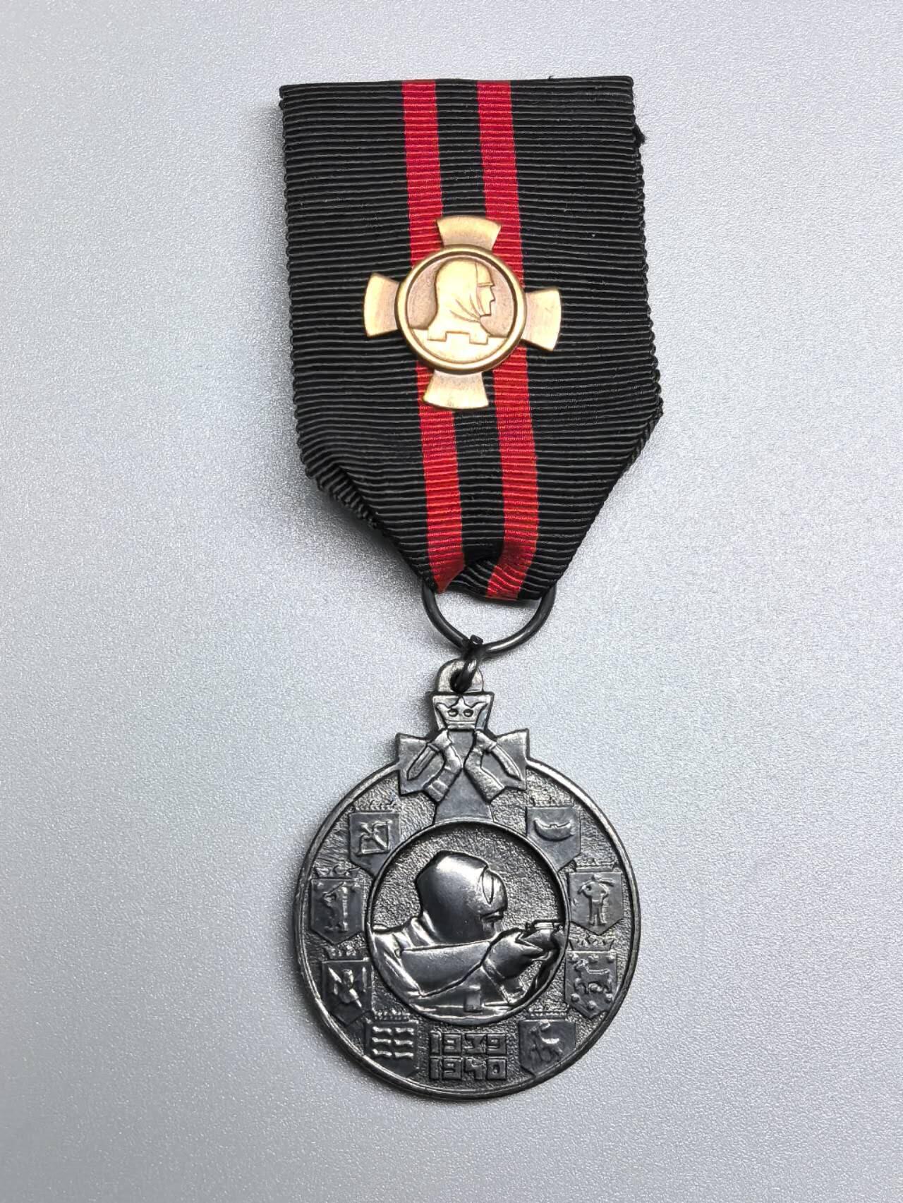 小驴勋章奖章收藏1月10日周六晚六点拍卖（珍爱和平，收藏战争，铭记历史，勿忘国耻，忠党爱国。有偿代拍，送拍规则在简介最后，参拍须阅读规则后再参拍，关系到运费包装发货时效真假辨别等关键信息，拍卖时不再发原图，看大图店主微信码在拍卖店铺介绍里）