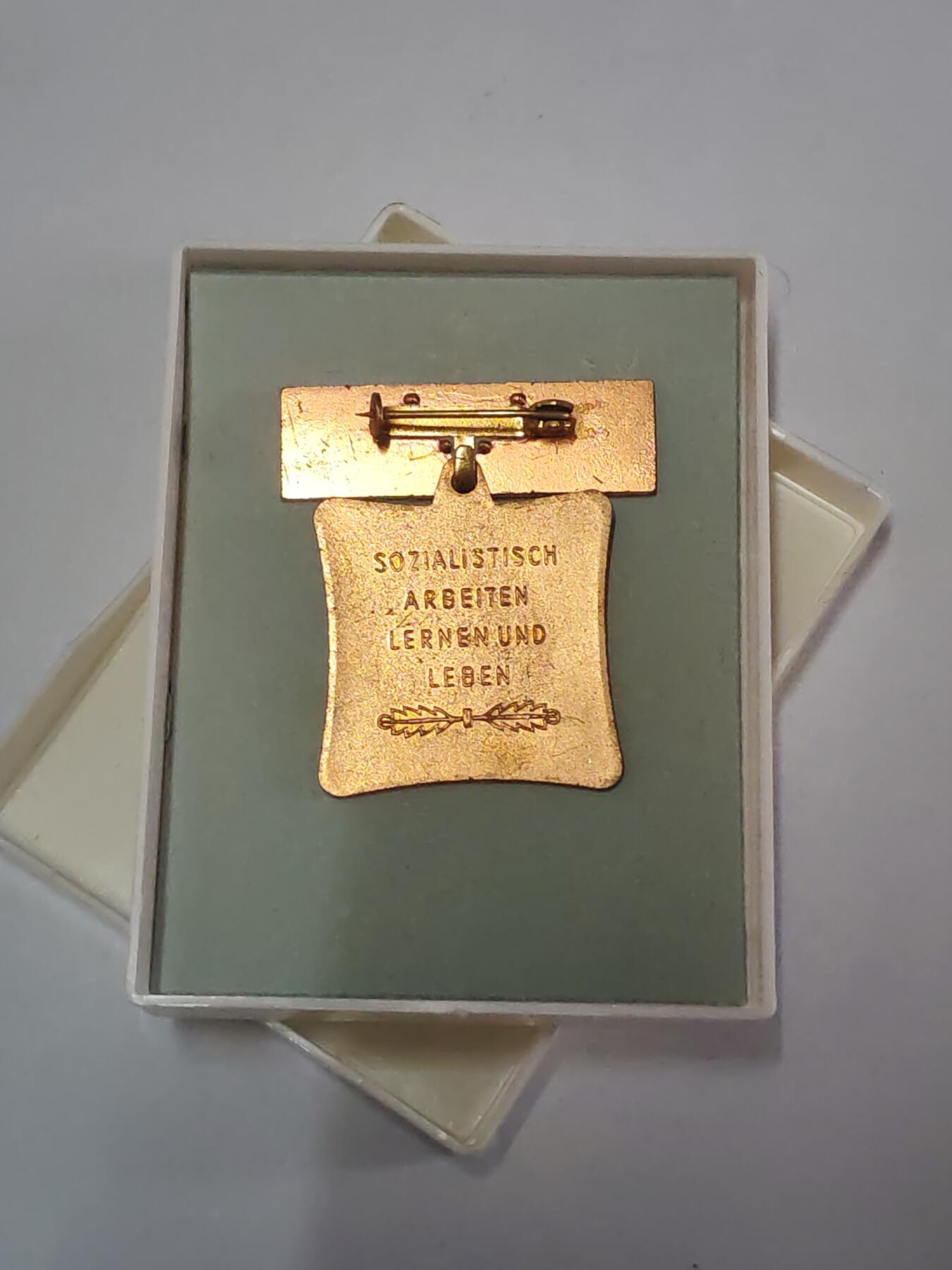 韵星假日拍卖第三十六期 -- Rimey Holidays Auction 36 民主德国集体劳动模范奖章两次获得早期版带原盒