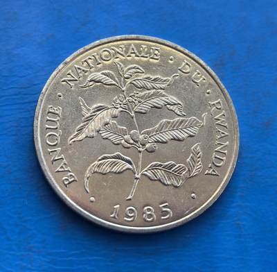 外国优质银币非洲美洲币，周六九点倒数截拍，满百包邮，持续收拍 - 卢旺达1985 年 10 法郎，正面展国徽（含自由团结标语），背面绘咖啡枝（卢旺达经济作物），风格体现卢旺达国家标识与农业特色，是该国现代流通币，具非洲国家货币收藏价值。