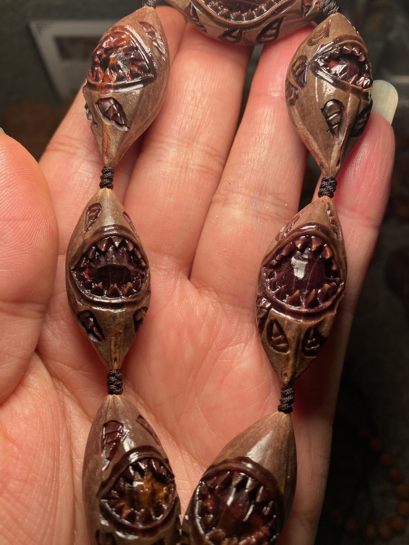 苏工名家王红秋个人作品展示 福利老苏工核雕，纯手工雕刻，紫核吞噬手串个性十足，等待有缘人，市场无同款，尺寸1。7x3.7喜欢的来