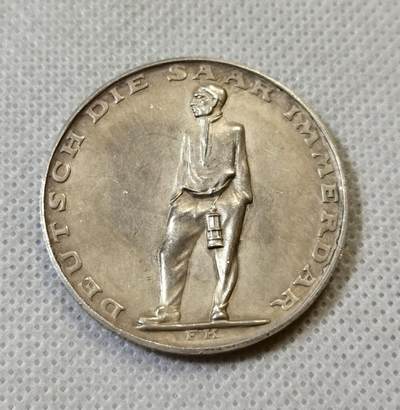 “甄选寰宇 · 臻藏岁华”新年精品场（直播拍卖）-甄臻铺-世界币章拍卖（第47期）送拍享返佣金等优惠多多 - 德国1935年萨尔地区回归纪念银章 正面是携带矿灯的矿工形象及德文“永远属于德意志”，背面为萨尔地图及德文“萨尔地区全民公决”1935年1月13日，细节见图