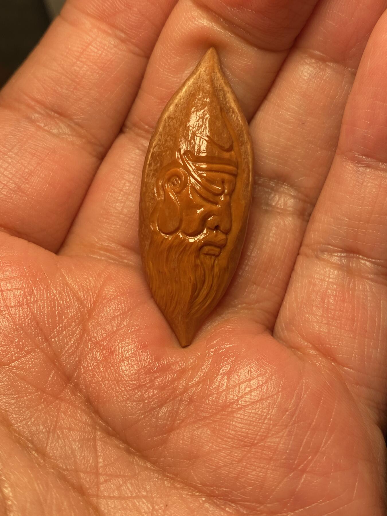 苏工名家王红秋个人作品展示 苏工核雕纯手工雕刻，超长二花关二哥单籽，个性十足，市场无同款，尺寸1。78x4.8喜欢的来