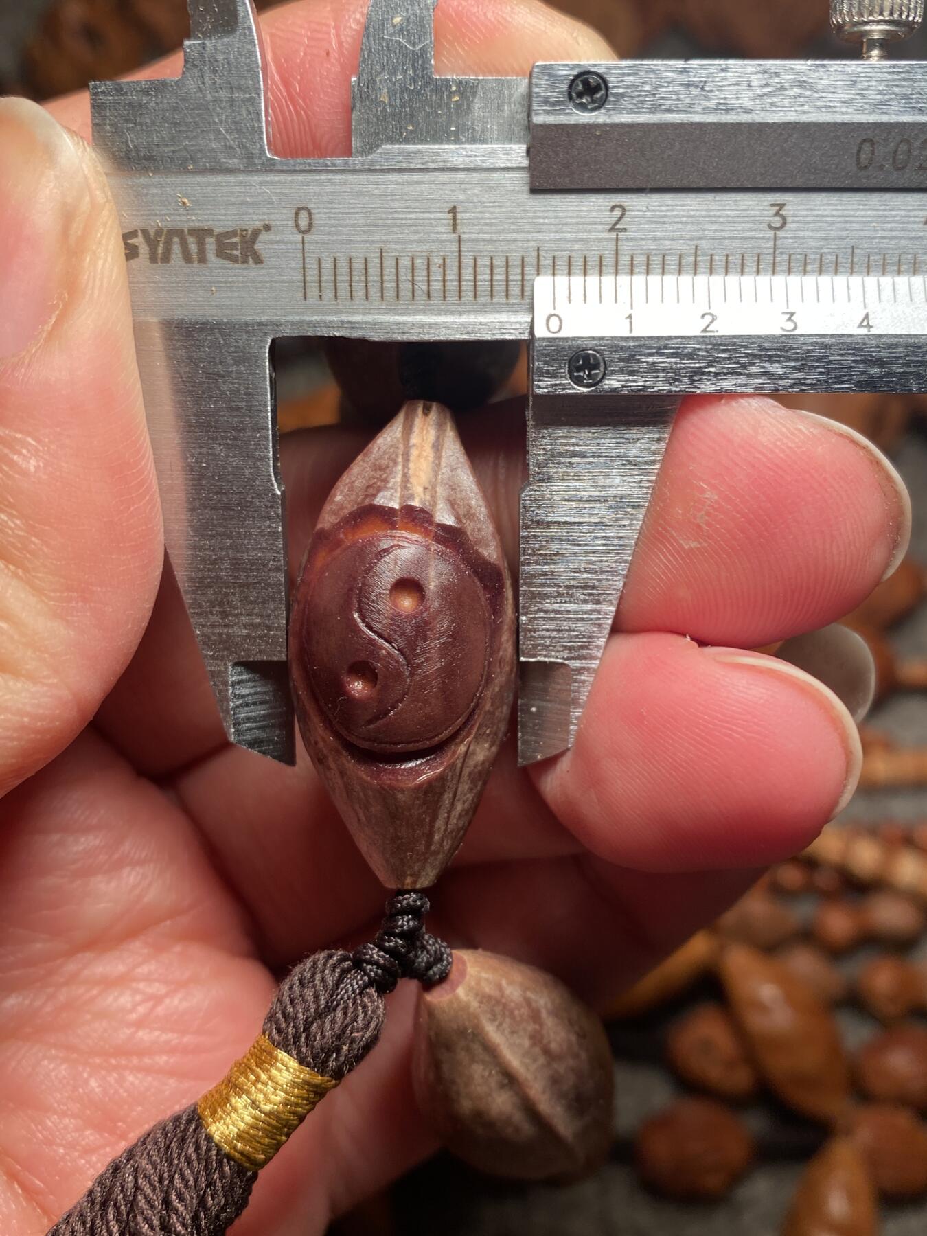 苏工名家王红秋个人作品展示 福利老苏工核雕，纯手工雕刻，紫核老款太极图，扭转乾坤手串个性十足，等待有缘人，市场无同款，尺寸1。6x3。3喜欢的来呀