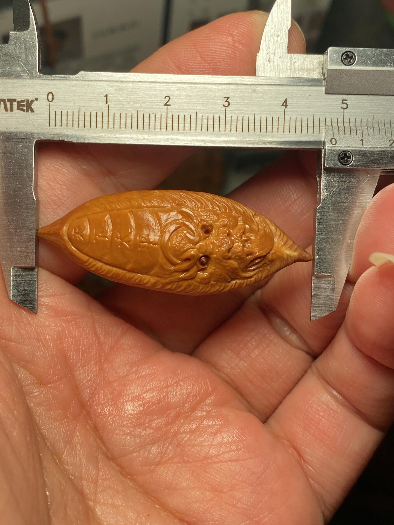 苏工名家王红秋个人作品展示 苏工核雕纯手工雕刻，超长二花黑白无常单籽，个性十足，市场无同款，尺寸1。8x4。8喜欢的来