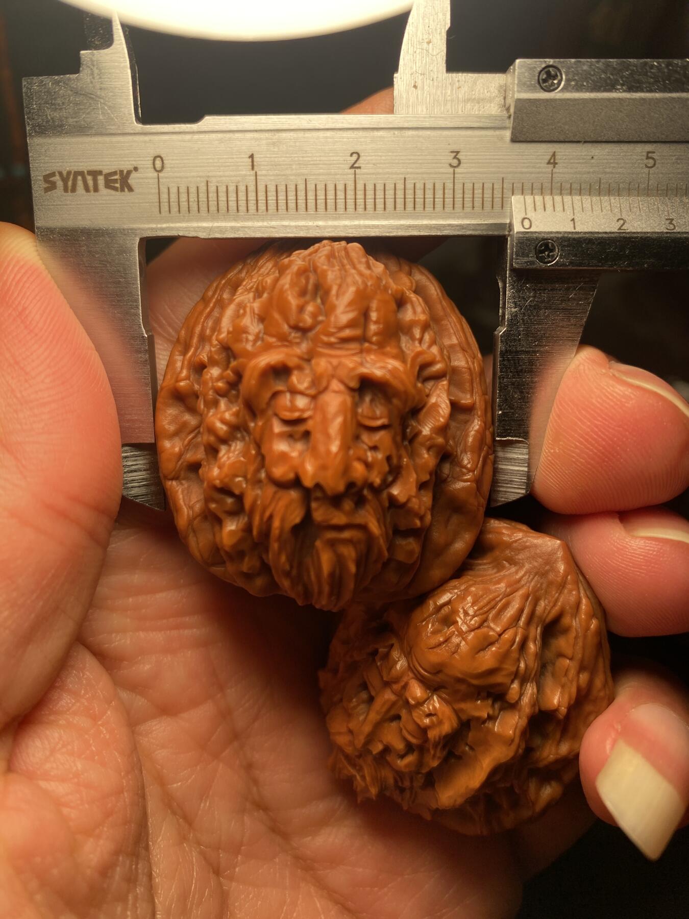 苏工名家王红秋个人作品展示 福利苏工核雕，纯手工核桃雕刻南极仙翁一对个性十足，等待有缘人，市场无同款，尺寸3。7喜欢的来