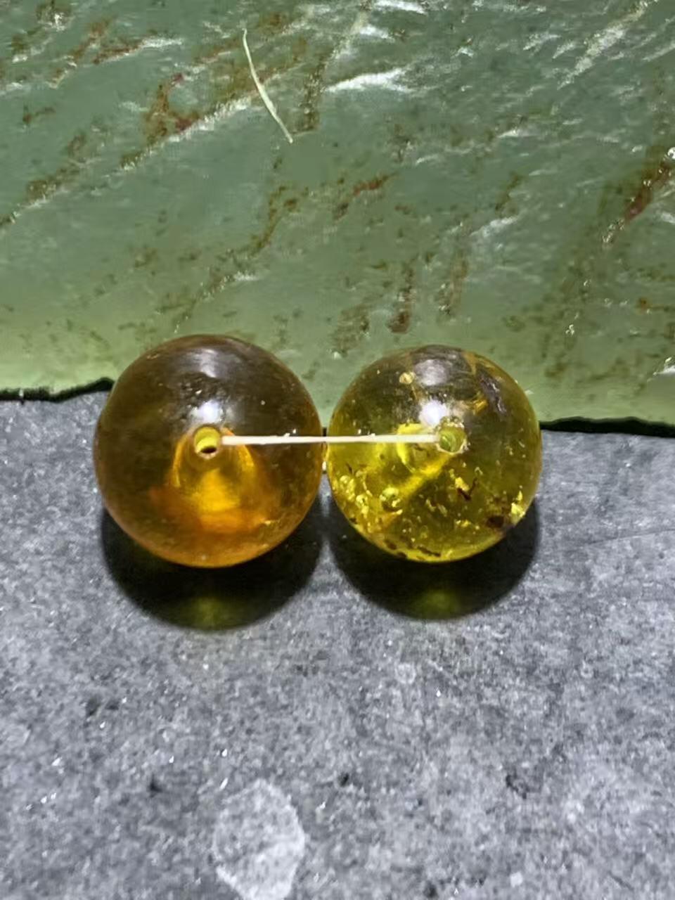 天然金珀通货圆珠一对，