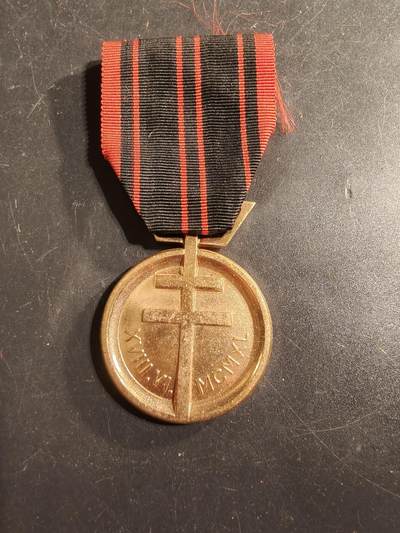 老王徽章第175期 - 法国金级抵抗运动奖章     该奖章由自由法国全国委员会于1943 年2 月9 日在伦敦设立。  旨在表彰在第二次世界大战期间参与法国抵抗运动的人员。 