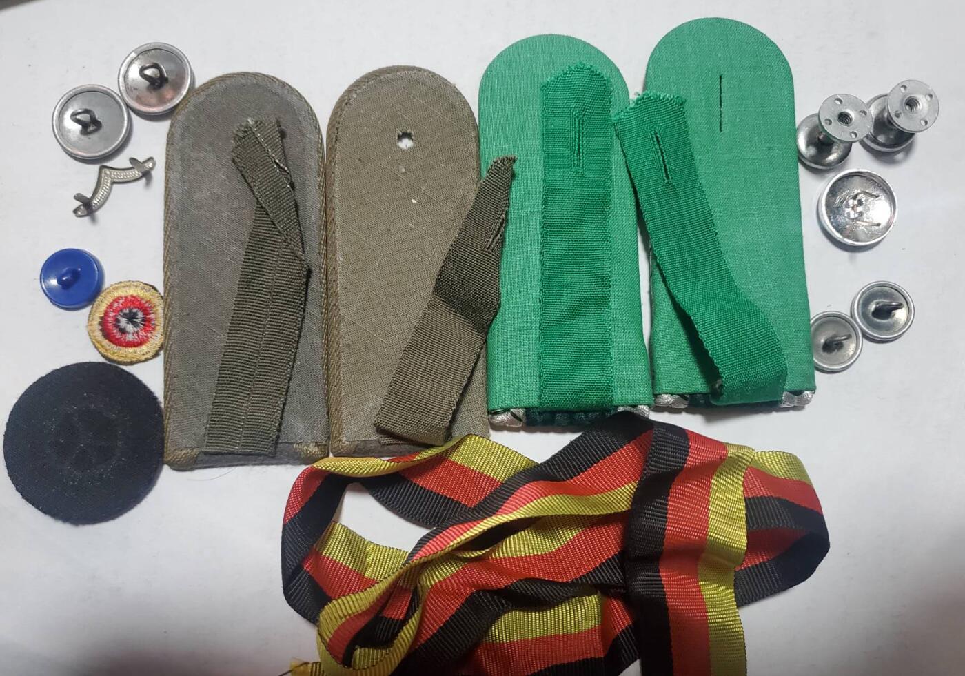 韵星假日拍卖第三十六期 -- Rimey Holidays Auction 36 民主德国配饰一套 带有肩章袖口纽扣奖牌带制服标识