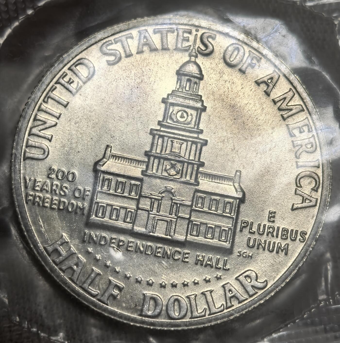 外国优质银币非洲美洲币，周六九点倒数截拍，满百包邮，持续收拍 美国1976 年建国 200 周年半元银币11.5克纯银价88元，正面是肯尼迪头像，背面印独立厅建筑，带 “自由 200 年” 标识，是美国建国纪念主题币，版式特殊且历史纪念意义强。
