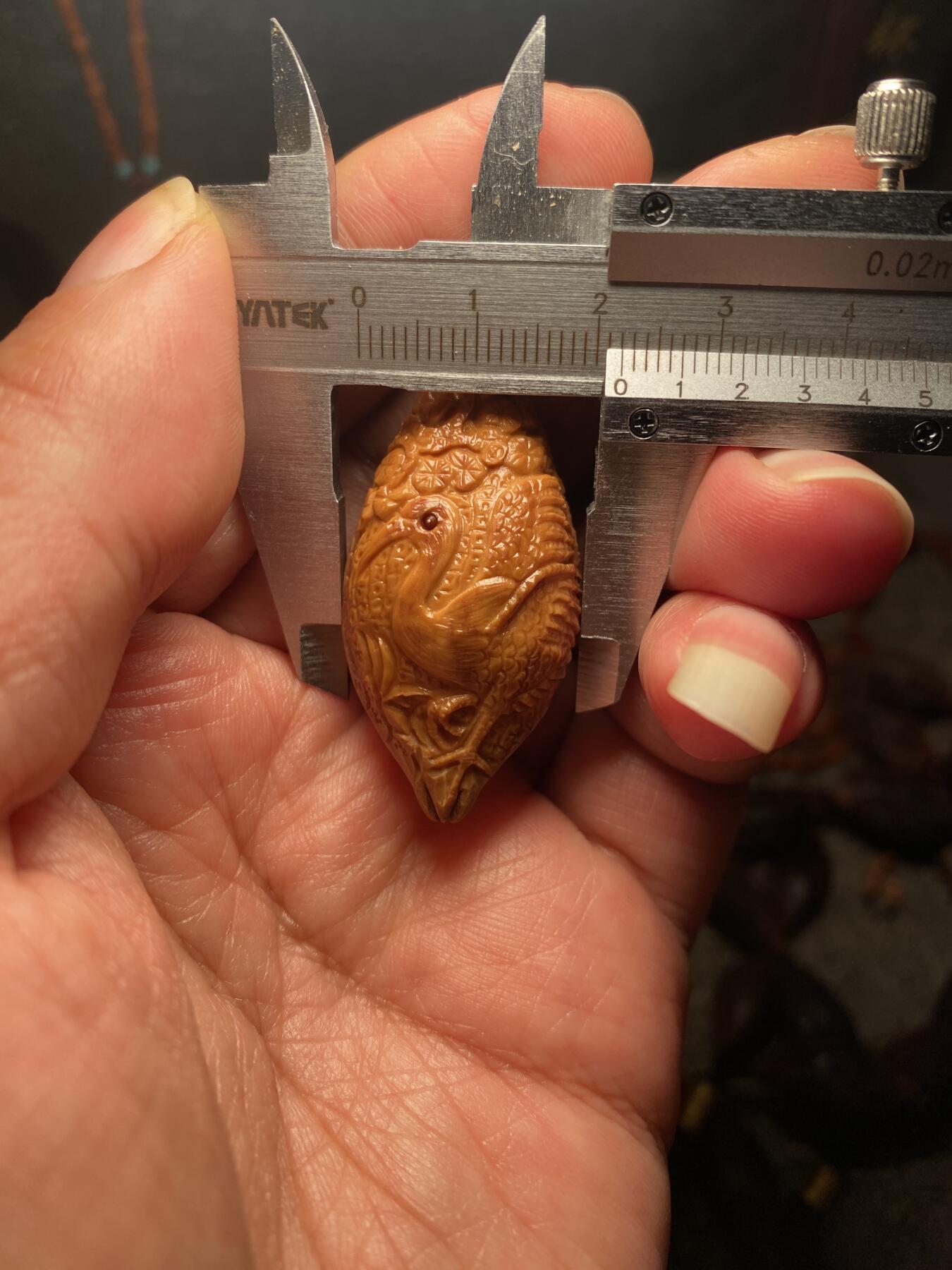 苏工名家王红秋个人作品展示 福利苏工核雕，纯手工雕刻，四花松鹤延年，个性十足，等待有缘人，市场无同款，尺寸2。2x4.7喜欢的来