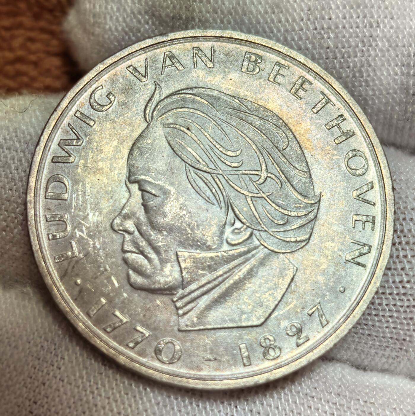 外国优质银币非洲美洲币，周六九点倒数截拍，满百包邮，持续收拍 西德1970 年 5 马克纪念币，11.2克纯银价126元正面是贝多芬侧面，背面为联邦鹰徽，题材纪念音乐巨匠，币面人物刻画传神，兼具艺术纪念与收藏价值。