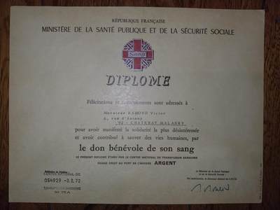 凯旋世界勋赏（第21期冬季大拍）（欢迎送拍）（对拍品有疑问请询问客服，不接受到手刀，出价默认拍品品相。请认真阅读拍卖规则！出价默认已认可！）（收到货请录制开箱视频，无视频概不处理问题。） - 1972年法国公共卫生与社会保障部联合国家输血中心颁发的无偿献血银质徽章证书