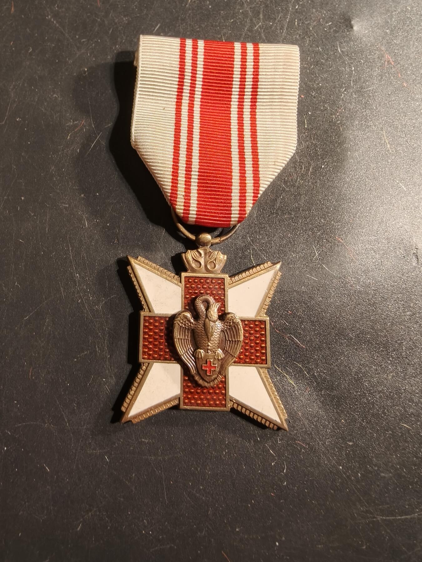 老王徽章第175期 比利时红十字会无偿献血纪念章  