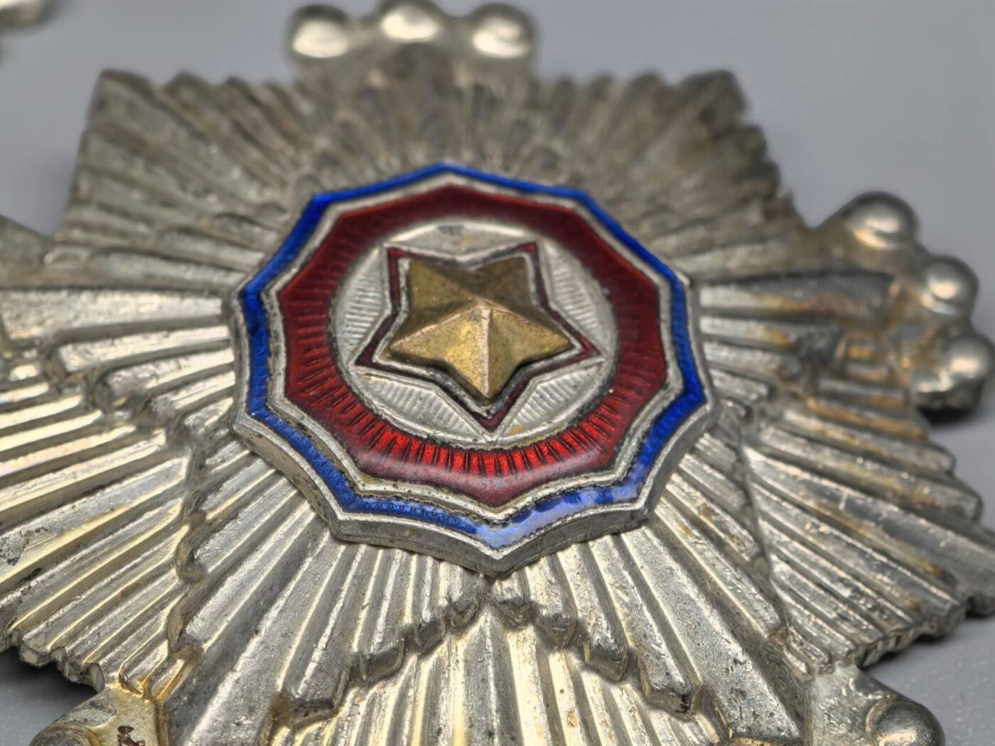 小驴勋章奖章收藏1月10日周六晚六点拍卖（珍爱和平，收藏战争，铭记历史，勿忘国耻，忠党爱国。有偿代拍，送拍规则在简介最后，参拍须阅读规则后再参拍，关系到运费包装发货时效真假辨别等关键信息，拍卖时不再发原图，看大图店主微信码在拍卖店铺介绍里）