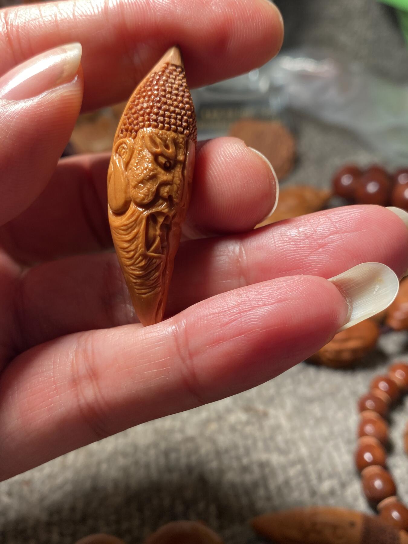 苏工名家王红秋个人作品展示 福利苏工核雕，纯手工雕刻，老苏工柳叶一念之间，个性十足，等待有缘人尺寸1。5x5.0喜欢的来