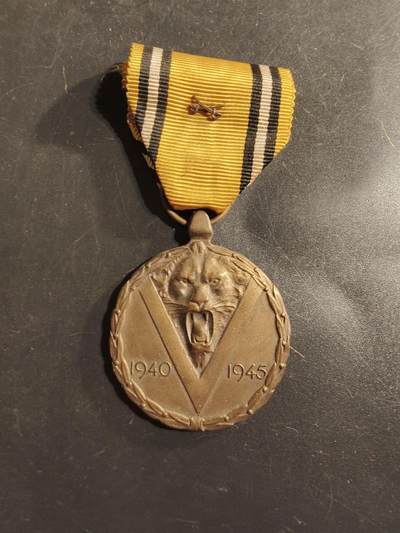 老王徽章第175期 - 比利时二战纪念章     双剑勋饰