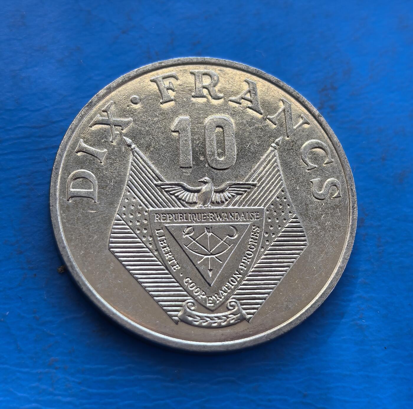 外国优质银币非洲美洲币，周六九点倒数截拍，满百包邮，持续收拍 卢旺达1985 年 10 法郎，正面展国徽（含自由团结标语），背面绘咖啡枝（卢旺达经济作物），风格体现卢旺达国家标识与农业特色，是该国现代流通币，具非洲国家货币收藏价值。