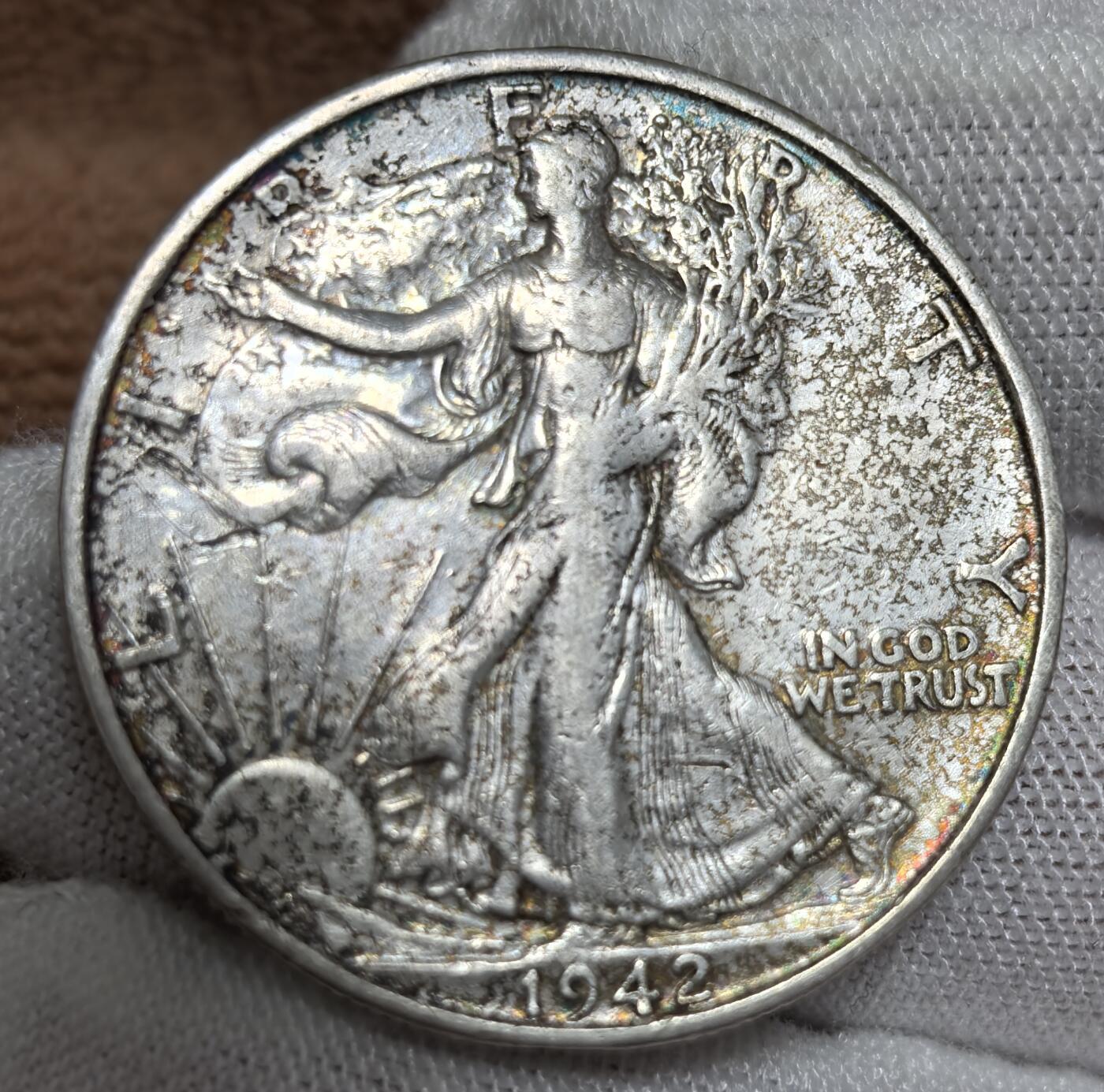 外国优质银币非洲美洲币，周六九点倒数截拍，满百包邮，持续收拍 极美品略带彩1942 年美国行走半元银币，12.5克0.9银纯银价200元，二战时期发行，带时代印记。自由女神 + 鹰币面经典，流通包浆独特。