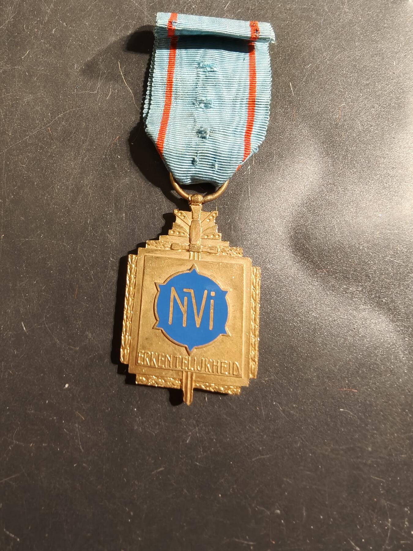 老王徽章第175期 比利时一战二战战伤纪念章     金级