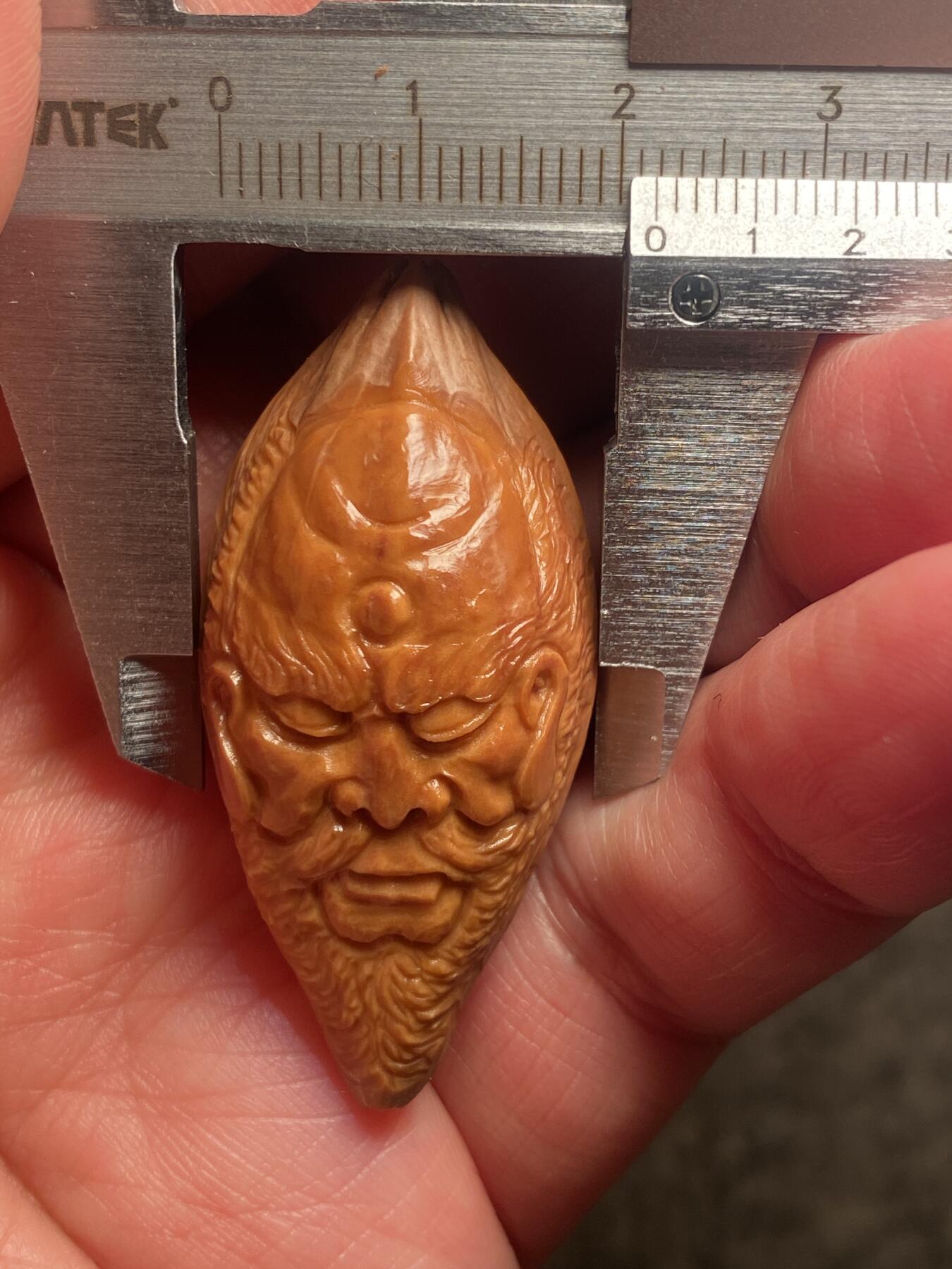 苏工名家王红秋个人作品展示 苏工核雕纯手工雕刻，老苏工诺距罗尊者，四花梅林大核，个性十足，市场无同款，尺寸2。18x4.6喜欢的来