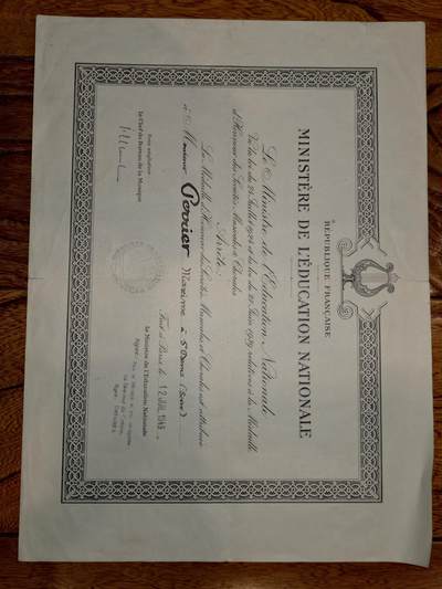 凯旋世界勋赏（第21期冬季大拍）（欢迎送拍）（对拍品有疑问请询问客服，不接受到手刀，出价默认拍品品相。请认真阅读拍卖规则！出价默认已认可！）（收到货请录制开箱视频，无视频概不处理问题。） - 1949年法国国民教育部颁发的音乐与合唱社团荣誉奖章证书，是表彰民间音乐社团贡献的国家级文化荣誉凭证