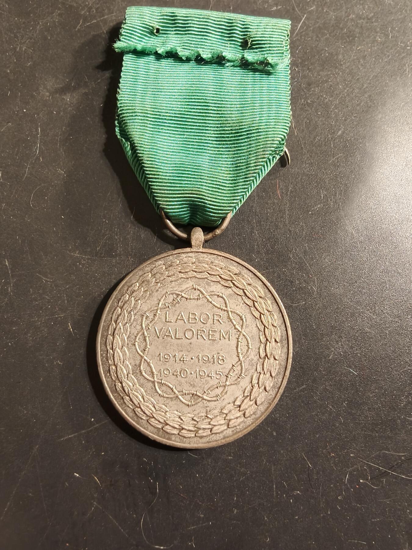 老王徽章第175期 比利时前战俘全国联合会银级劳动价值奖章    银棕榈勋饰     授予在两次世界大战中被囚禁并表现出“劳动价值”或对协会事业做出重大贡献的军人或平民