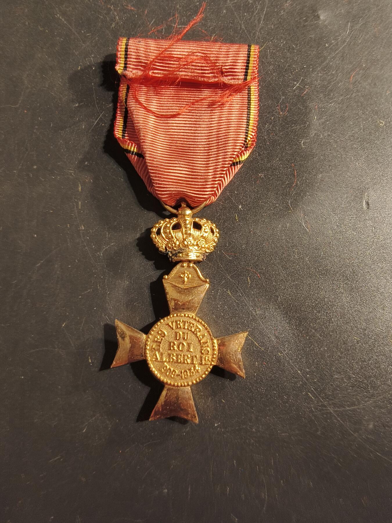 老王徽章第175期 比利时阿尔贝一世一战老兵协会十字奖章