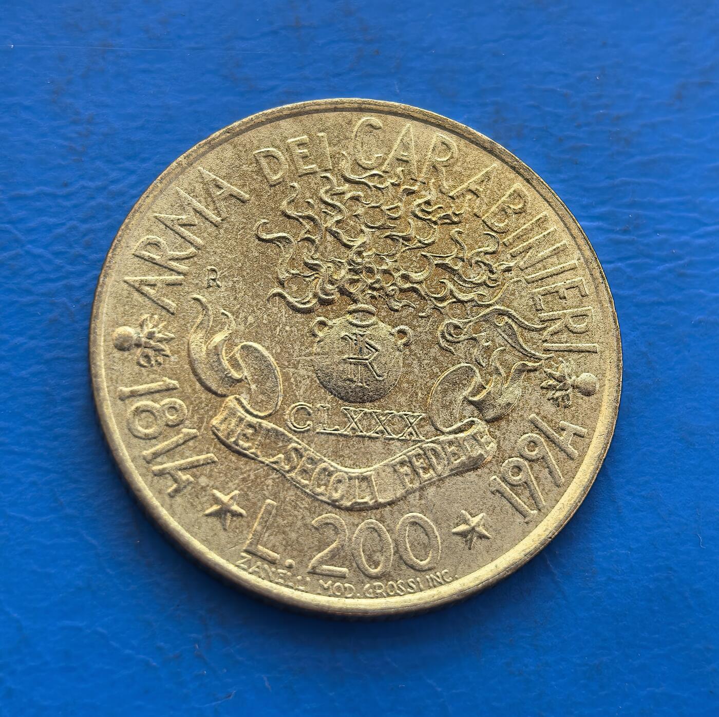 外国优质银币非洲美洲币，周六九点倒数截拍，满百包邮，持续收拍 意大利 1994年200 里拉纪念币，正面印意大利女神像，背面展宪兵部队徽章（181 年纪念），金属币兼具国家符号与军事机构纪念意义，收藏主题鲜明。