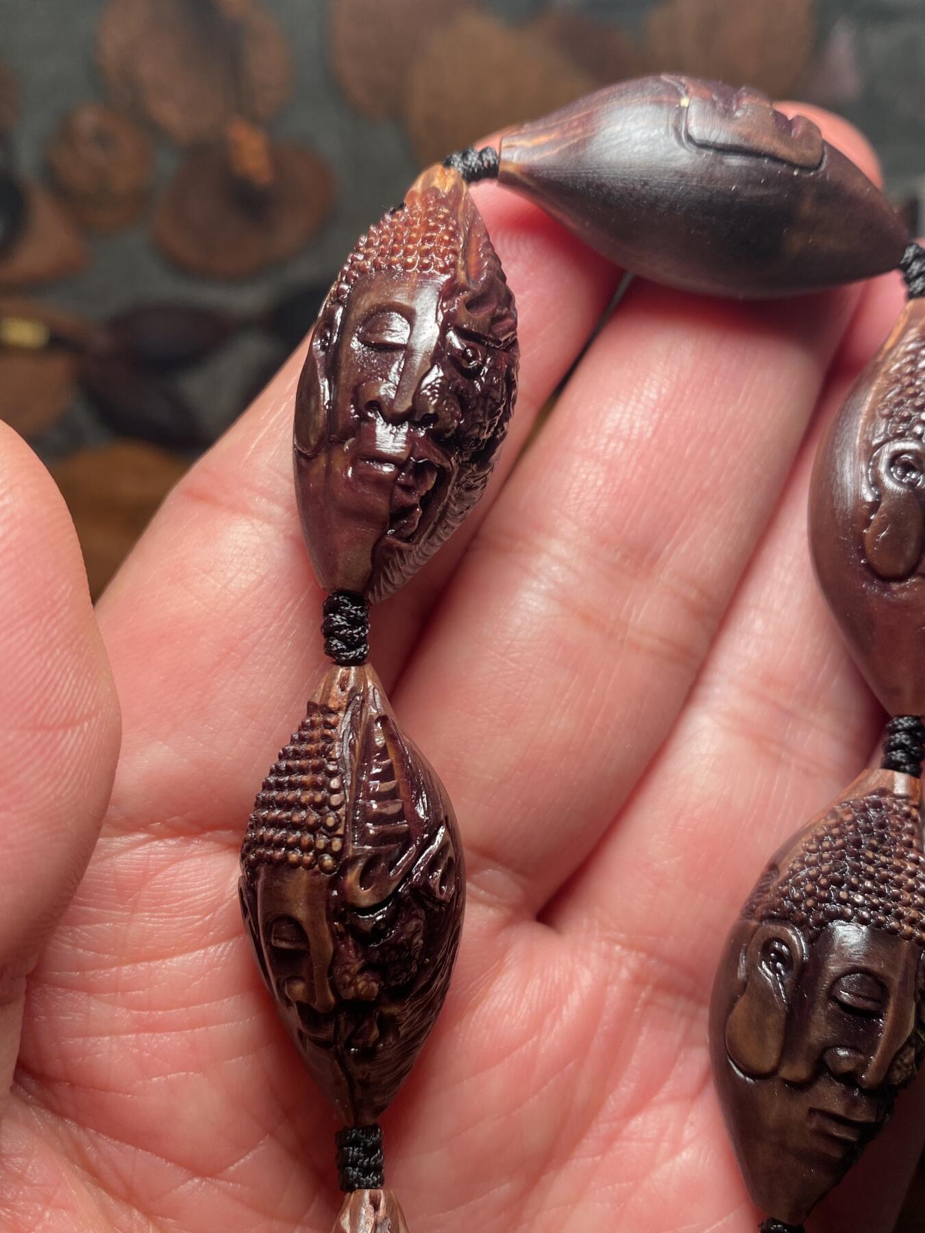 苏工名家王红秋个人作品展示 福利老苏工核雕，纯手工雕刻，紫核老款一念之间手串个性十足，等待有缘人，市场无同款，尺寸1。55x3。3喜欢的来呀