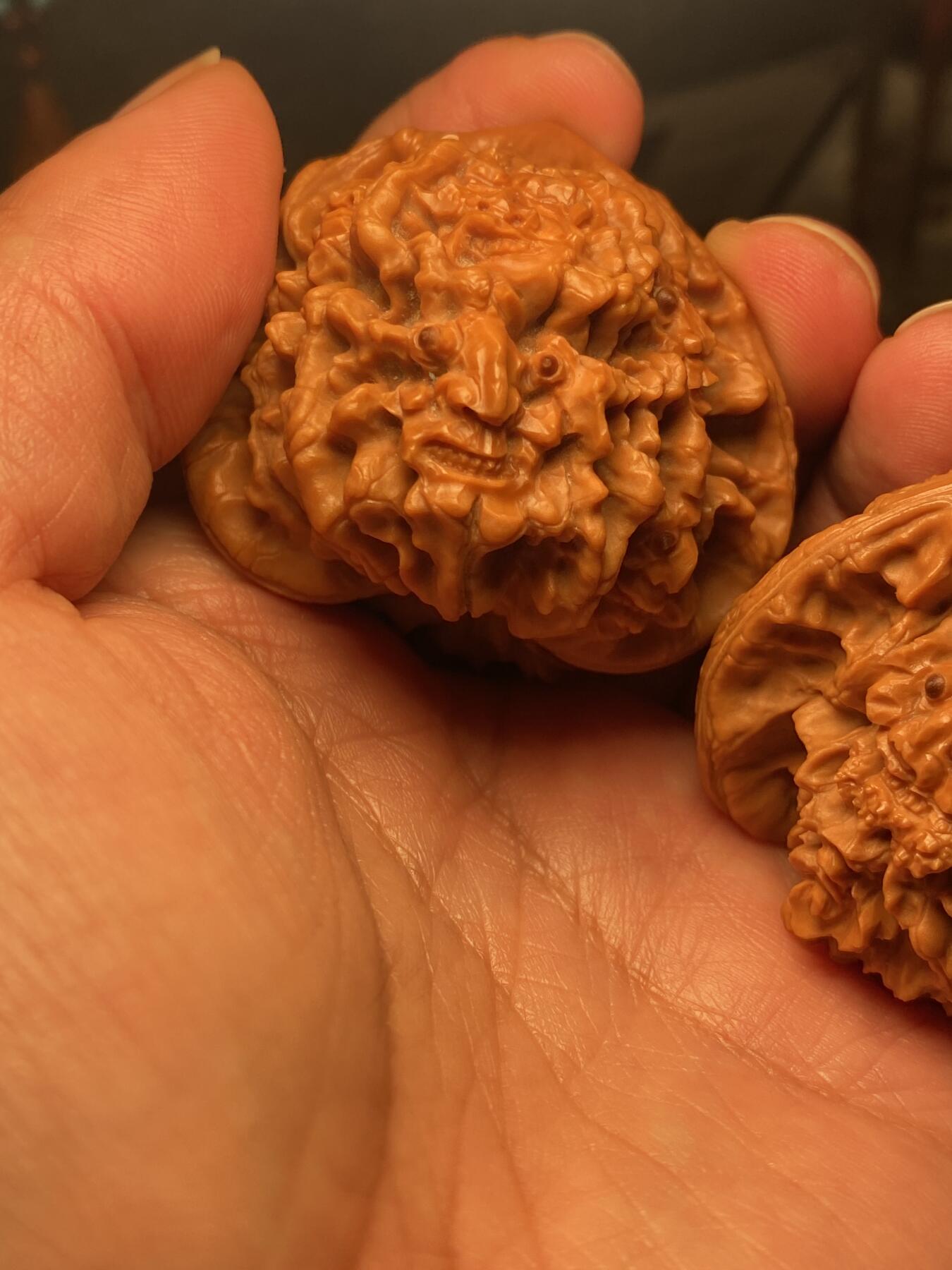 苏工名家王红秋个人作品展示 福利苏工核雕，纯手工核桃雕刻十八罗汉尊者一对个性十足，四面满工，等待有缘人，市场无同款，尺寸5。05喜欢的来