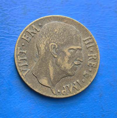 外国优质银币非洲美洲币，周六九点倒数截拍，满百包邮，持续收拍 - 意大利1942 年 5 分币，正面印维托里奥三世头像，背面展法西斯鹰徽与 “ITALIA” 标识，铜质币承载二战时期意大利货币文化，兼具历史纪念与政权符号收藏价值。